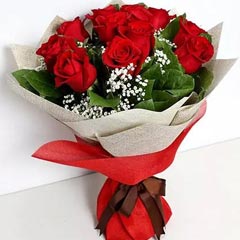 Bunch Of Ravishing Red Roses : Love N Romance